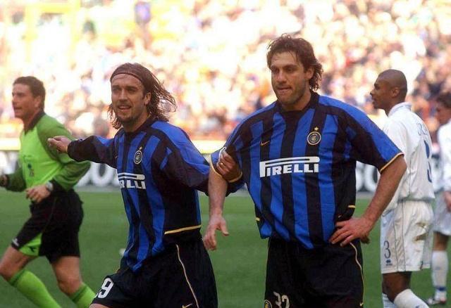 热刺全队已经抵达韩国，孙兴慜、梁民革举韩国国旗合照（热刺全队抵韩，孙兴慜与梁民革举国旗合影）