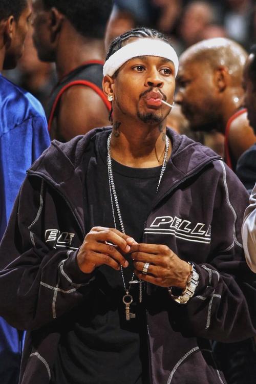 球场放大镜：哈登背身指挥，巴图姆发球踩线致使快船关键失误（赛场细节解析：哈登背身调度，巴图姆界外发球踩线导致快船关键失误）