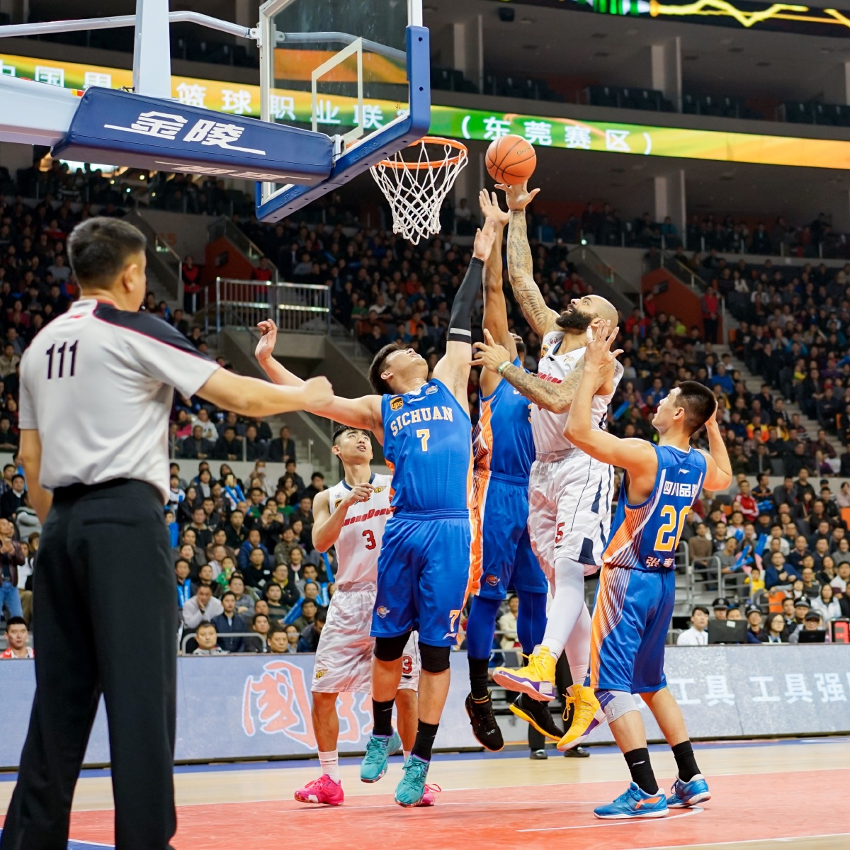 又伤了！巴萨官方：奥尔莫左肩脱臼，预计伤缺一个月（巴萨官宣奥尔莫左肩脱臼，预计缺阵一个月）