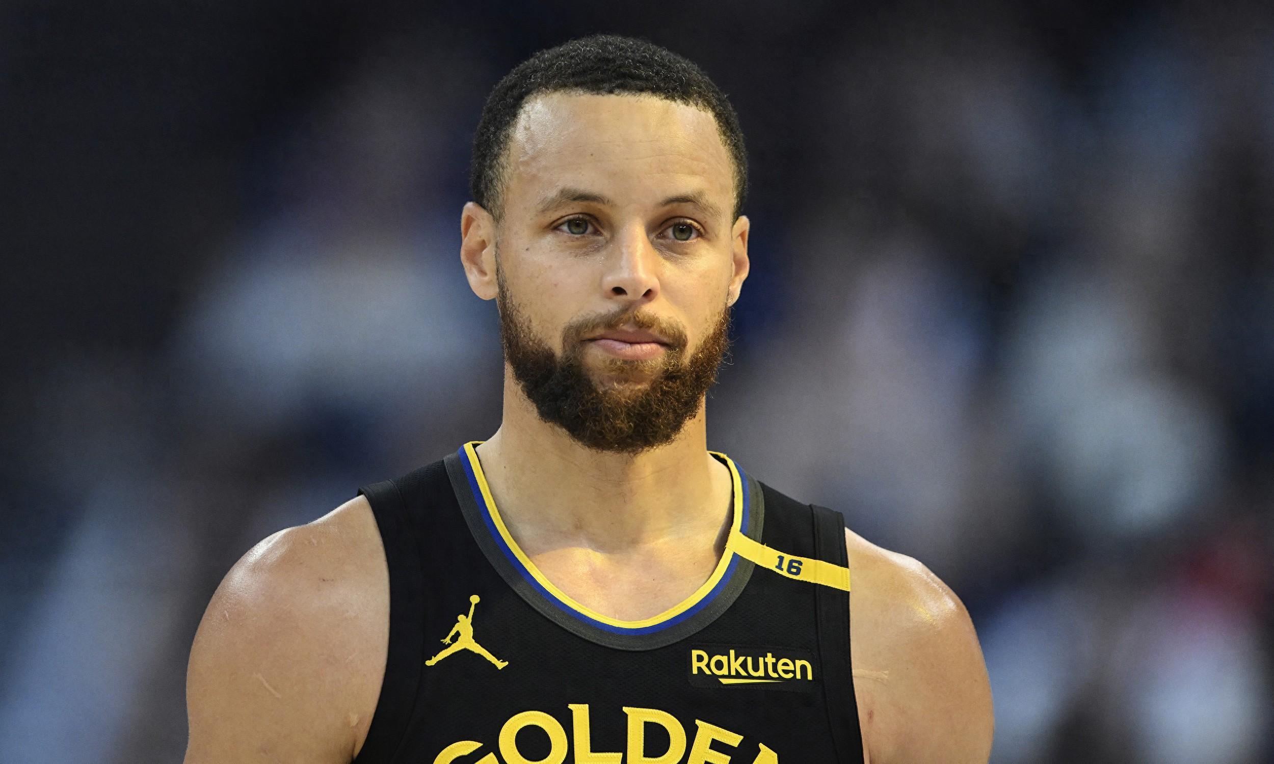 太开心了，马斯切拉诺赛后发布会上遭球员们啤酒浴“突袭”（赛后发布会大欢乐：球员突袭为马斯切拉诺献上啤酒浴）