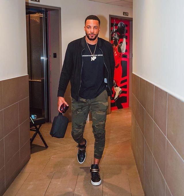 内马尔精彩过人引爆看台（内马尔华丽过人点燃全场）