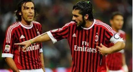 莱万过去15次首发出战法兰克福斩15球，曾两次上演帽子戏法（莱万近15次首发对阵法兰克福打入15球，两度完成帽子戏法）