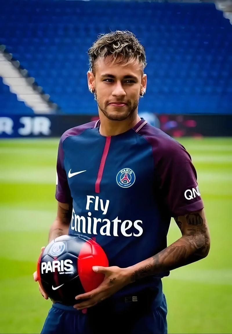 意媒：罗马有意萨尔茨堡红牛的多格莱斯，但目前转会预算有限（意媒称罗马相中萨尔茨堡红牛球员多格莱斯，但受限于当前转会预算）