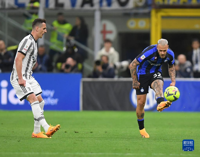 被罚下2人后输球！皇马电视台愤怒：内格雷拉制造的裁判（两人被罚下仍吞败！皇马电视台怒批：出自内格雷拉体系的裁判）