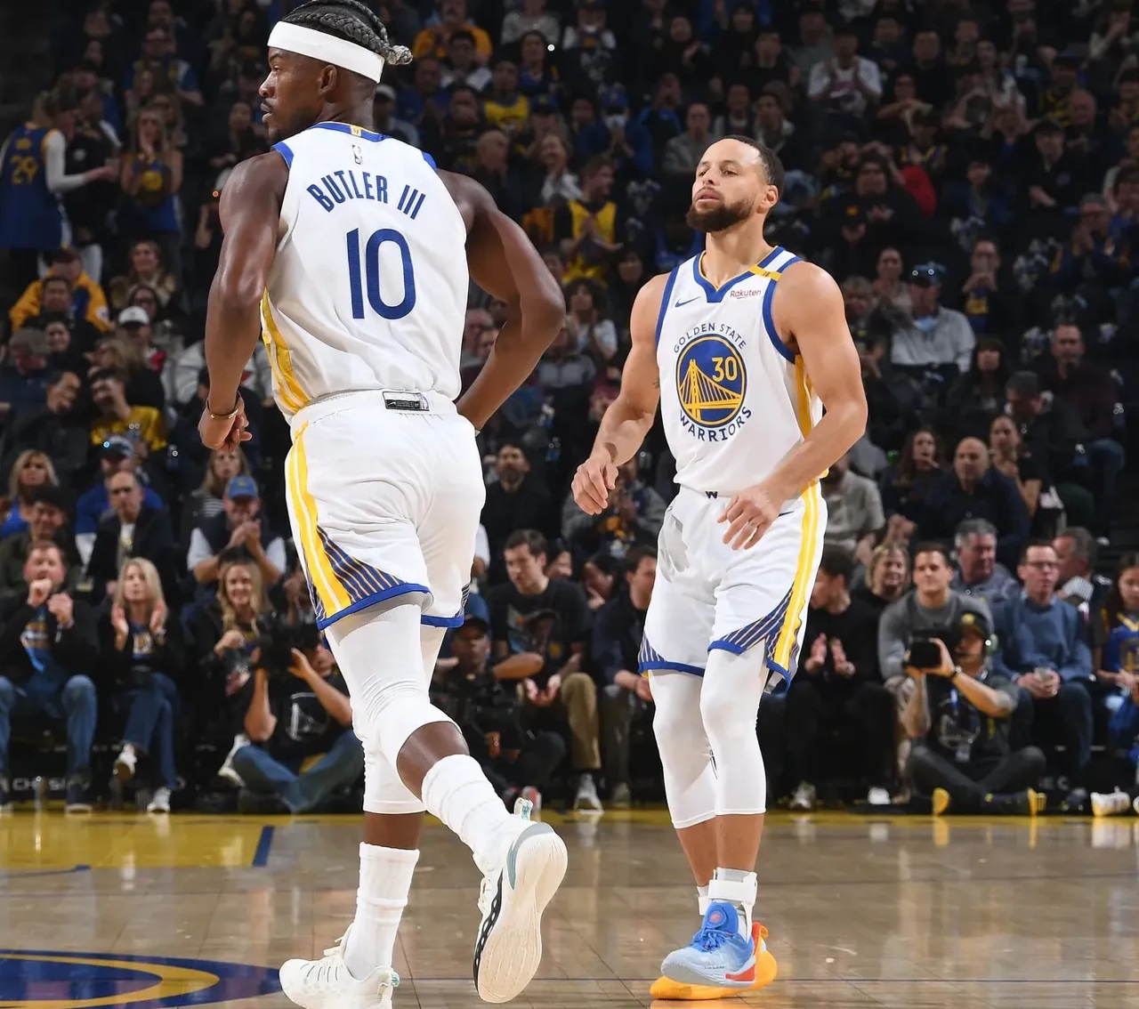 奥萨苏纳与巴萨的诺坎普对决：利斯基的挑战与决心（诺坎普之战：巴萨迎击奥萨苏纳，利斯基决心突围）