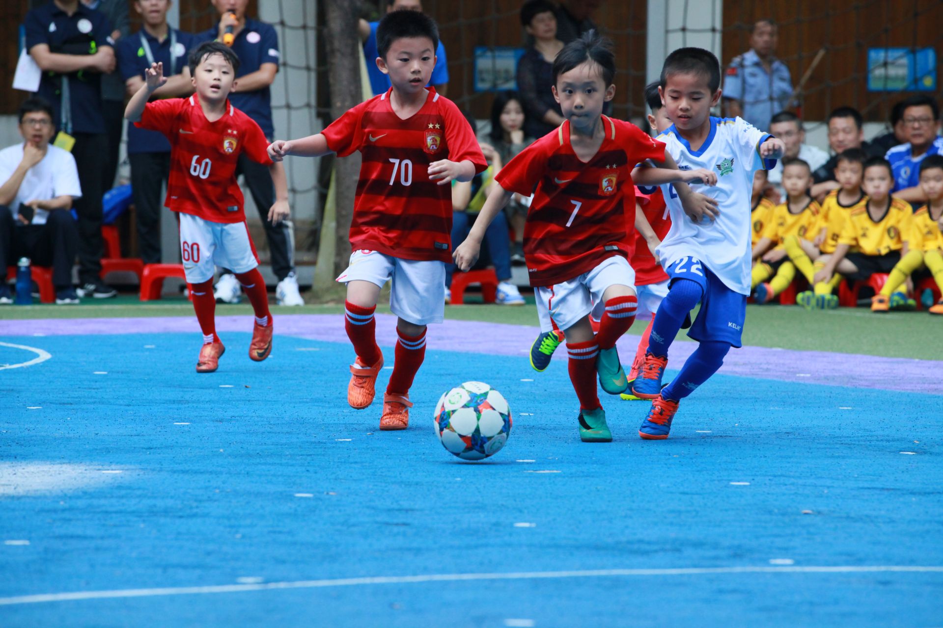 镜报：曼联明夏将补强中场，他们可能打包巴莱巴和安德森（镜报：曼联计划于明夏加强中场，或同时引进巴莱巴与安德森）