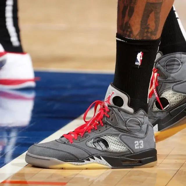 本泽马评选历史最佳阵容：（本泽马心目中的历史最佳阵容：）