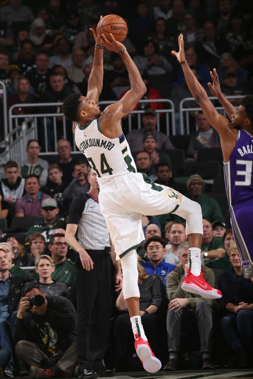 这就是爹的buff？东契奇退防积极一防四 贴防+补防最终防成！（东契奇狂飙退防一挑四：贴身逼抢加及时补位，硬是防住了！）