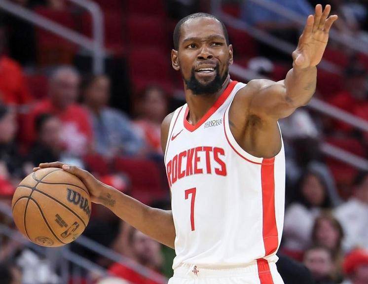 篮球勇士球星连中五记三分引全场欢呼（勇士球星连飙五记三分引爆全场欢呼）