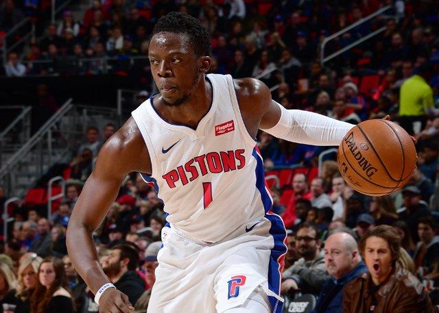 蒂花之秀！小海梅鞋没穿好照样能进三分 命中后自己娇羞一笑（这也能进！小海梅鞋没穿好仍投中三分，命中后害羞一笑）