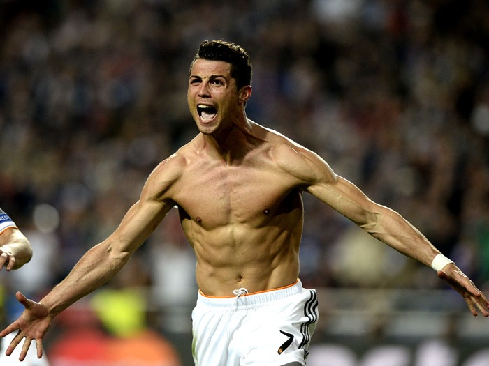 皮亚尼奇重返尤文训练基地，与斯帕莱蒂、基耶利尼合影（皮亚尼奇回到尤文训练基地，与斯帕莱蒂、基耶利尼合影留念）