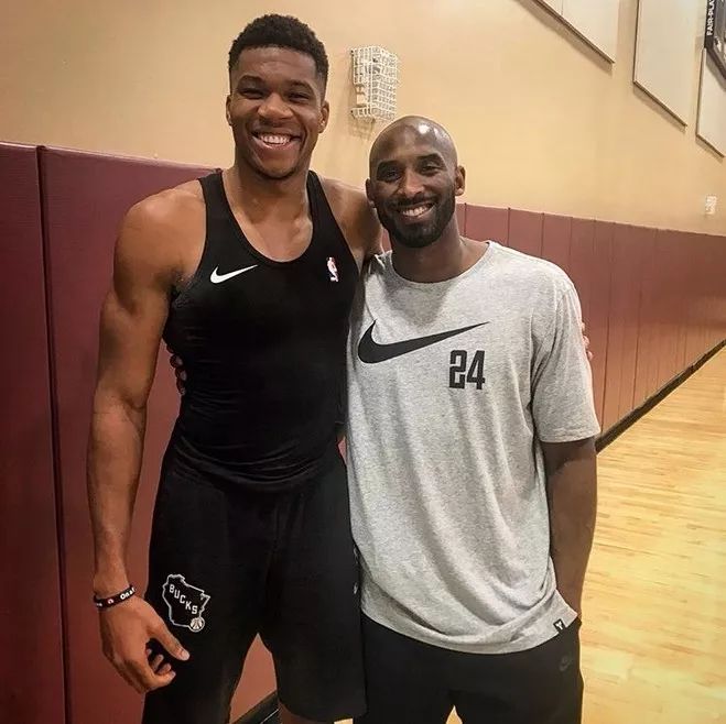 哈登邀枪击案幸存中国留学生观赛：他的坚强和奋斗激励了我（哈登邀请枪击案幸存的中国留学生观赛：他的坚韧与拼搏精神令我受鼓舞）