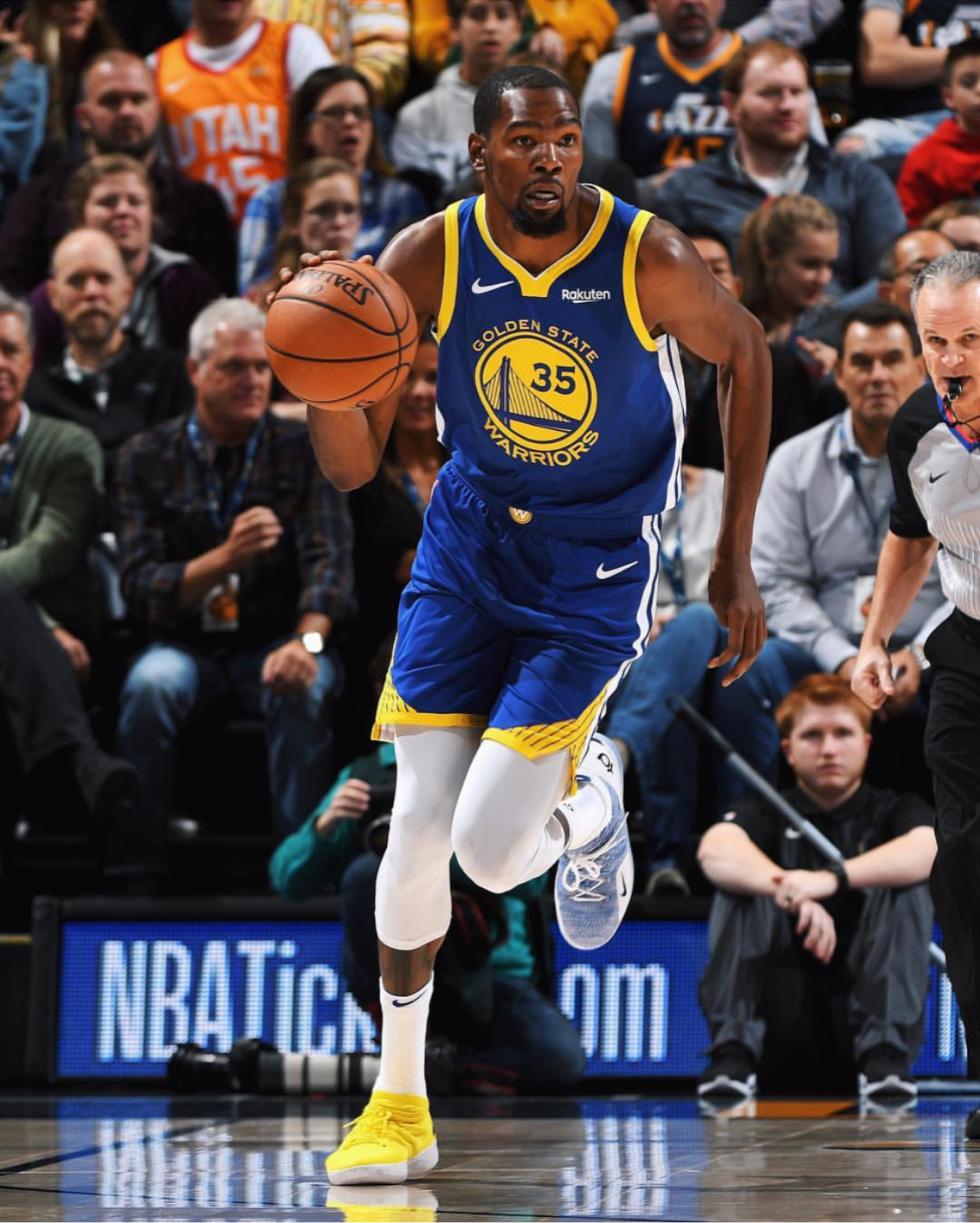 詹姆斯两双数据跻身队史前十，湖人负马刺止步NBA杯八强（詹姆斯砍两双升至队史前十，湖人不敌马刺止步NBA杯八强）