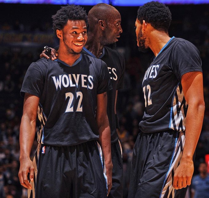 记者：汶马探赛后与海港助教约翰交换队服，两人曾在横滨合作（记者：赛后汶马探与海港助教约翰互换球衣，二人曾在横滨共事）