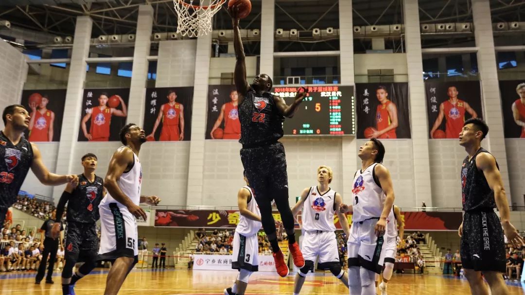 德转统计五大联赛最年长戴帽前10：莱万第8，C罗两度上榜（德转盘点五大联赛最年长上演帽子戏法TOP10：莱万第8，C罗两次上榜）