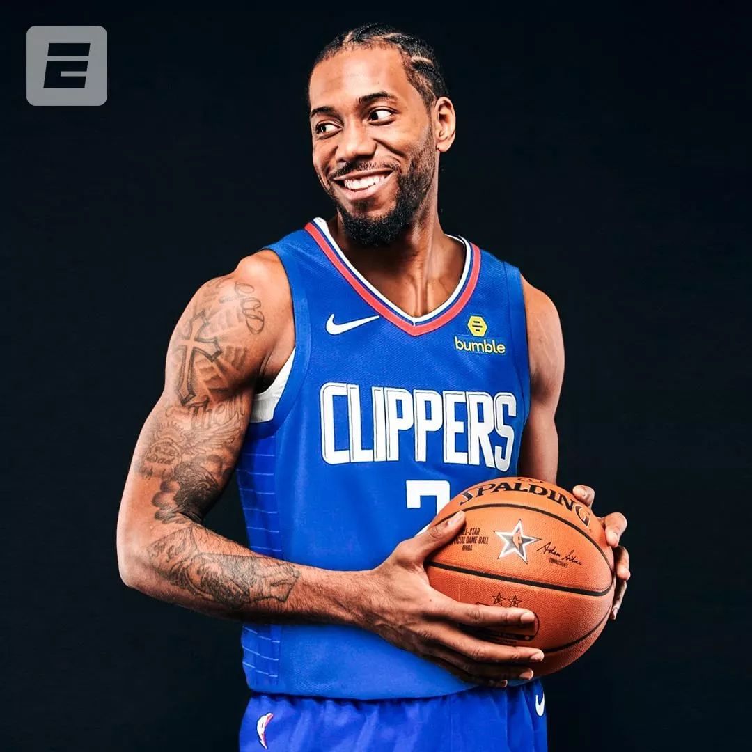 氛围轻松，维尼修斯在训练中穿裆主帅阿隆索（轻松一刻：维尼修斯训练场穿裆主帅阿隆索）