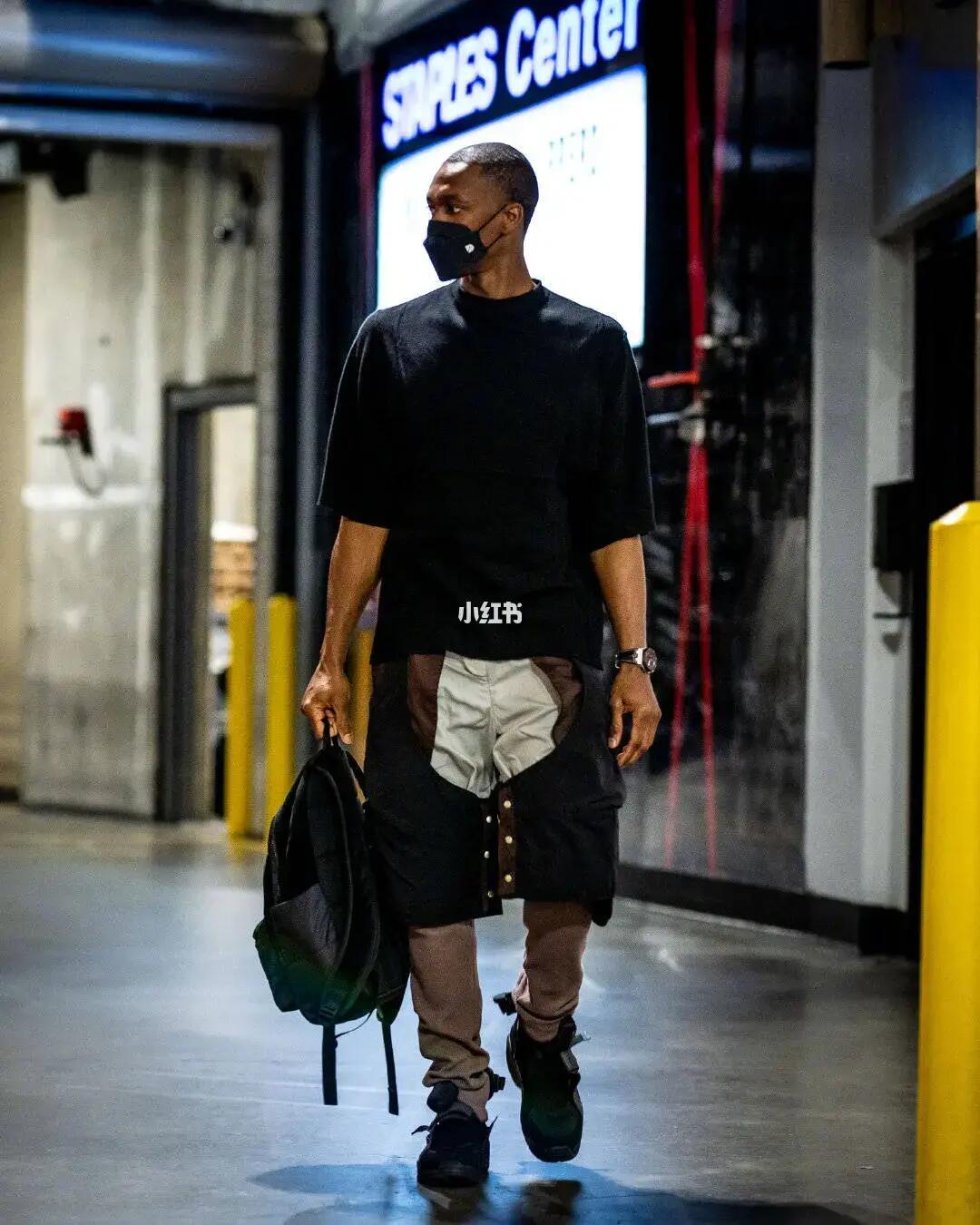 华子喜极而泣，队友热情拥抱（华子欣喜落泪，队友热烈相拥）