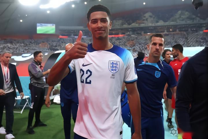 运动员简介：全面发展的篮球新星（球员档案：全能型篮球新秀）