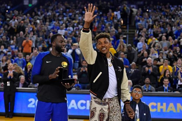 詹皇首秀：姆博莫曼联生涯首场比赛表现总结（姆博莫曼联首秀：首场比赛表现盘点）