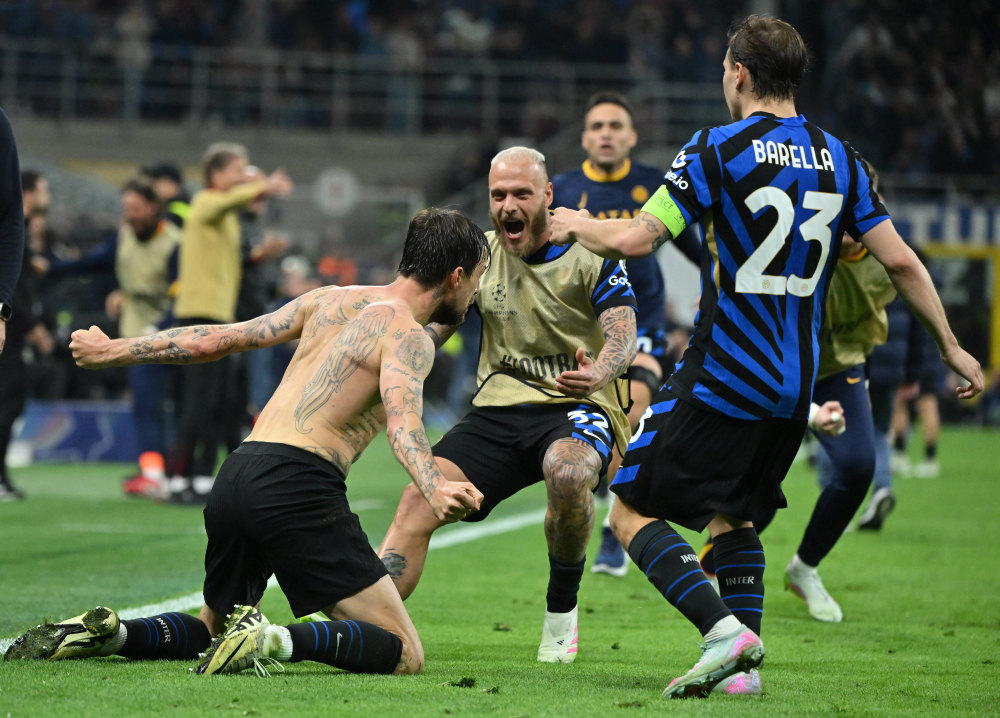 足球英超双红会爆发冲突，多人吃黄牌（英超双红会火药味十足，多人染黄）