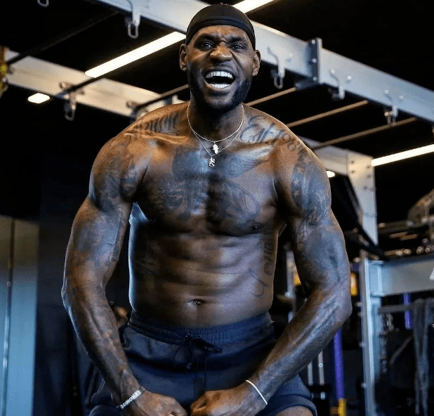 斯洛特：这点球在英超可能不会判；萨拉赫？今晚属于在场球员（斯洛特：这粒点球英超未必会判；萨拉赫？今夜属于出战的球员）