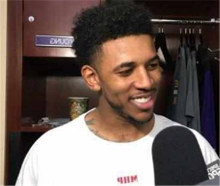 黑灰对决！NBA杯冠军战，尼克斯马刺将身着宣言版球衣（黑灰争锋！NBA杯决赛，尼克斯与马刺身披宣言版球衣）