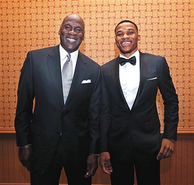 回顾苏炳添10次“破十”光辉瞬间（苏炳添十度破十：高光瞬间全记录）