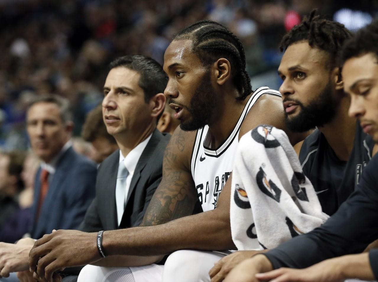 克莱第一节三分6投4中得到14分，浓眉7投5中砍下10分（克莱首节三分6中4斩获14分，浓眉7投5中拿下10分）