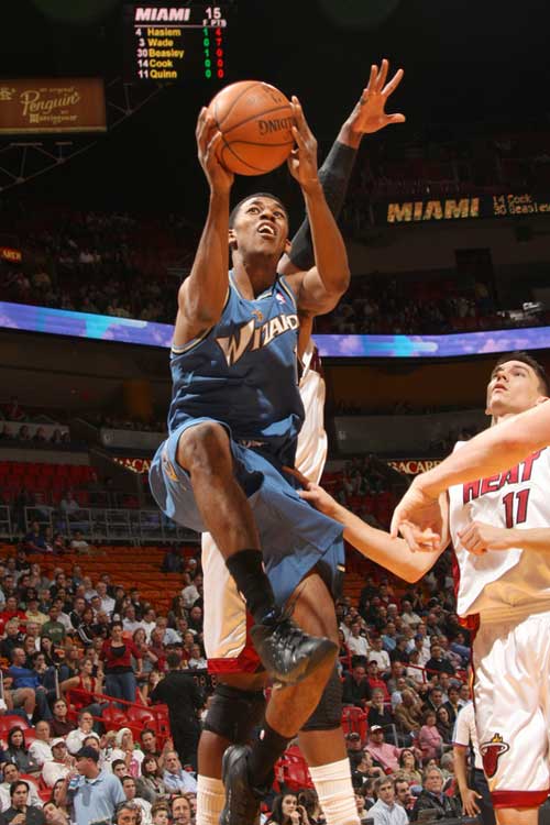 记者：上海申花5名外援以及谢鹏飞和戴伟浚随队出征亚冠客场（记者：申花五外援携谢鹏飞、戴伟浚随队奔赴亚冠客场）